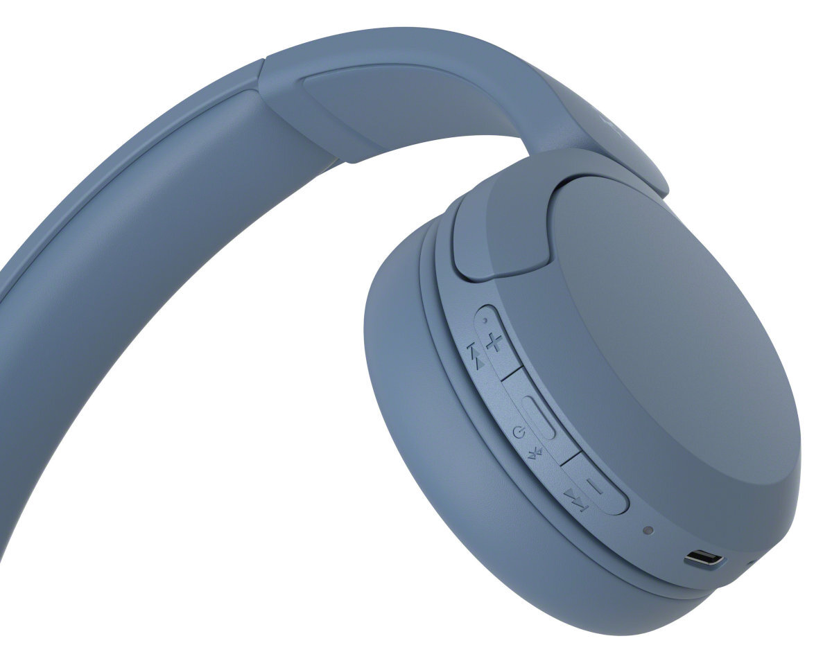 Niebieskie słuchawki z regulacją głośności, zbliżenie, na białym tle.