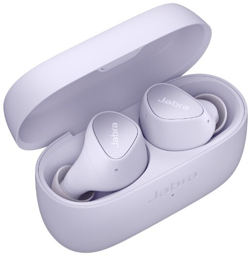 Białe wkładki douszne Jabra w białym etui ładującym, otwarte na białym tle. Widoczne logo Jabra.