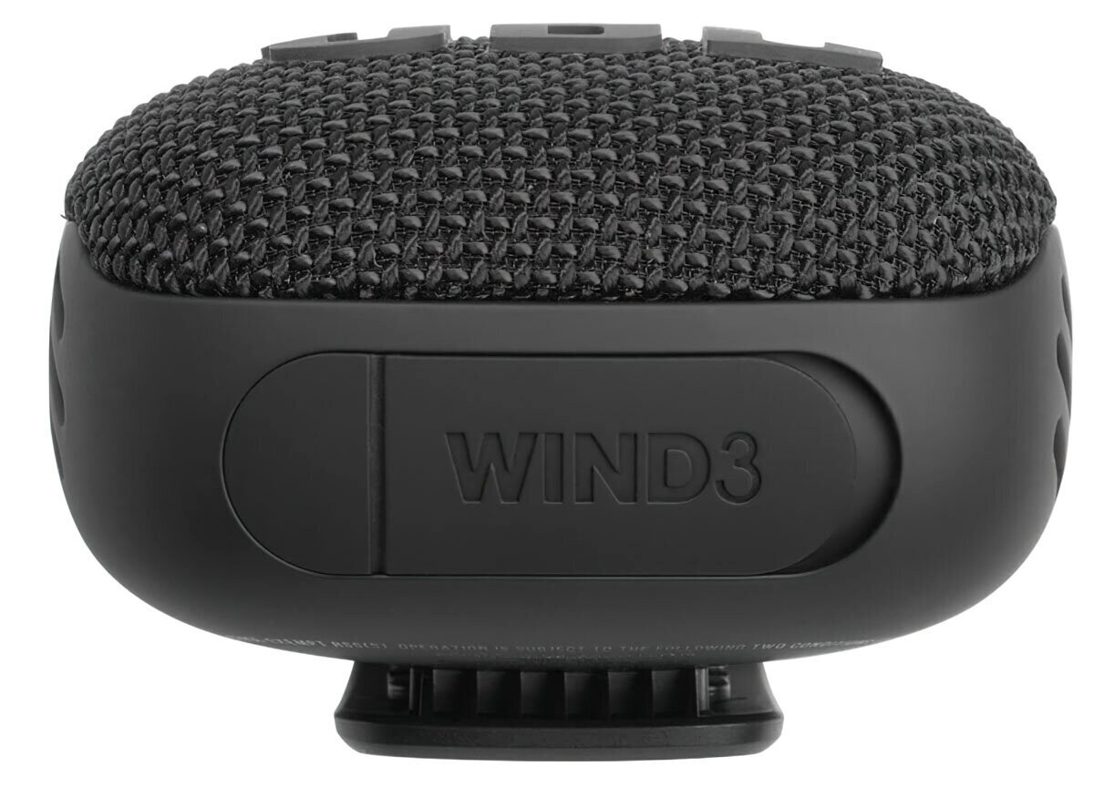 Czarny, zaokrąglony głośnik z siatkową górą i napisem 'WIND3' z przodu. Ma małą podstawę.