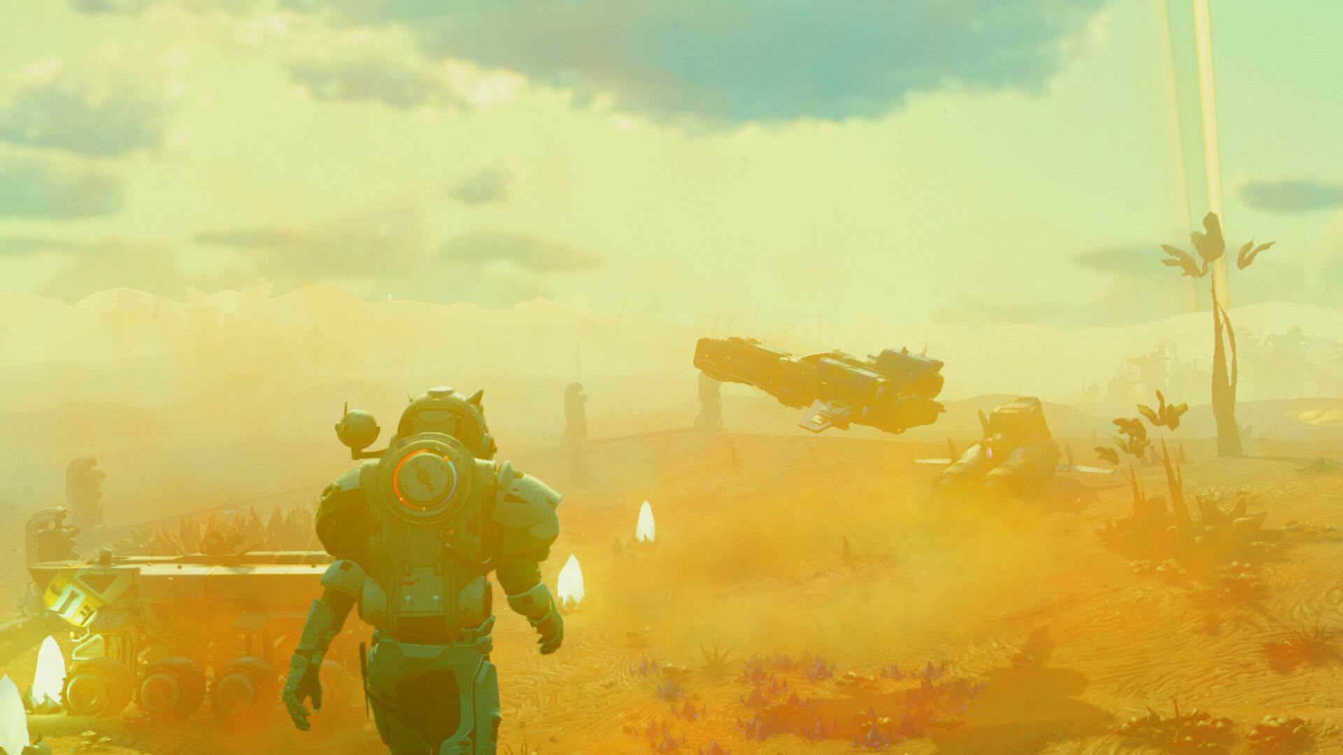 Osoba w skafandrze kosmicznym idzie po pomarańczowej planecie. Statek kosmiczny w tle.