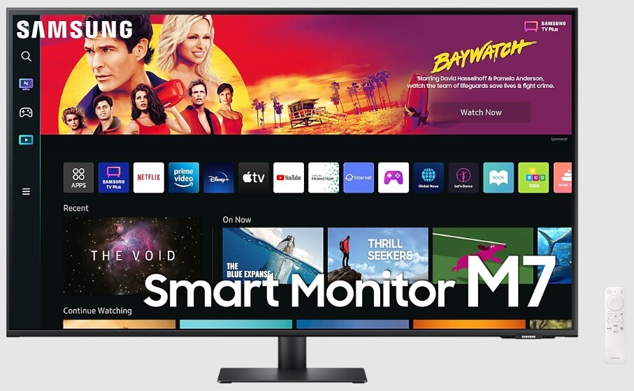 Smart TV wyświetlający scenę filmową, z pilotem leżącym poniżej na białej powierzchni.