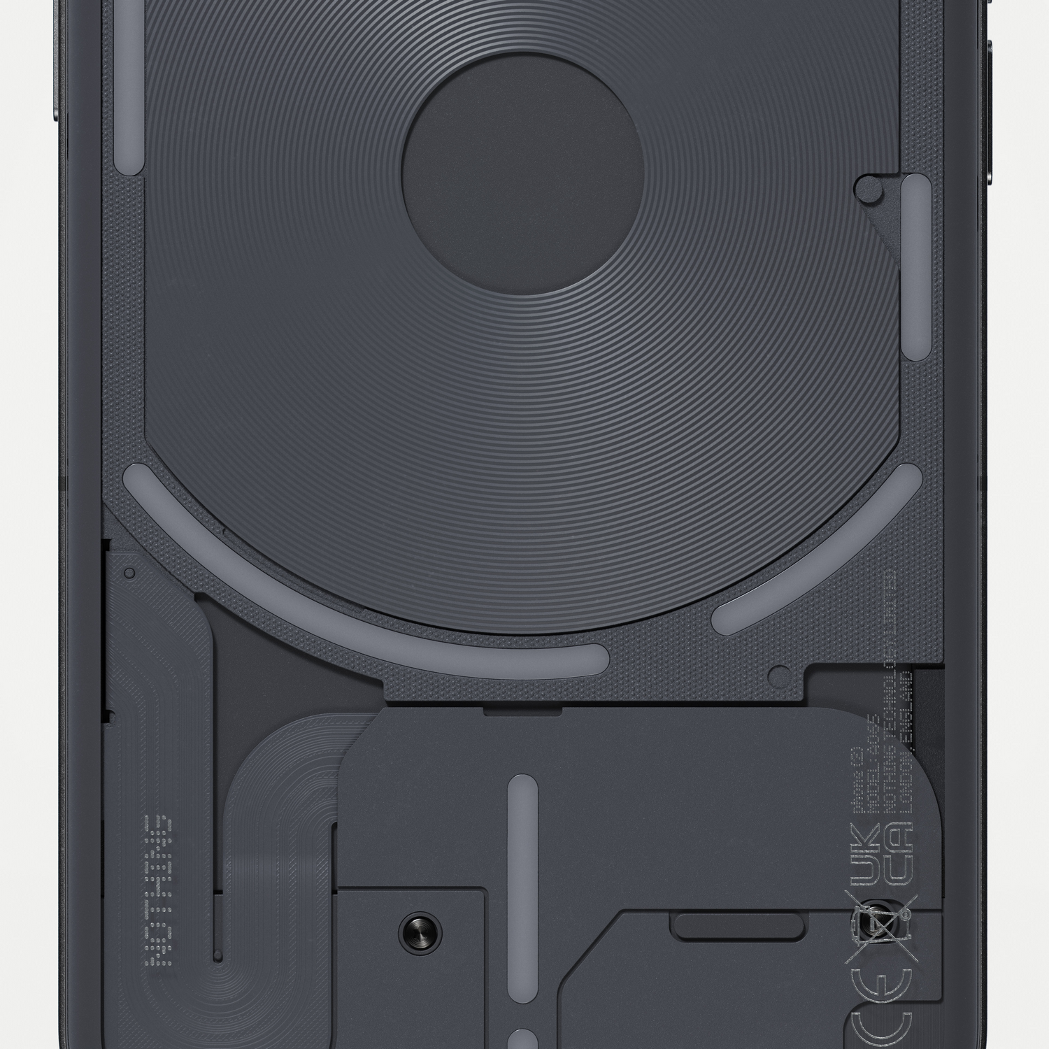 Parte trasera negra de un teléfono Nothing con la marca Nothing. Fondo blanco.