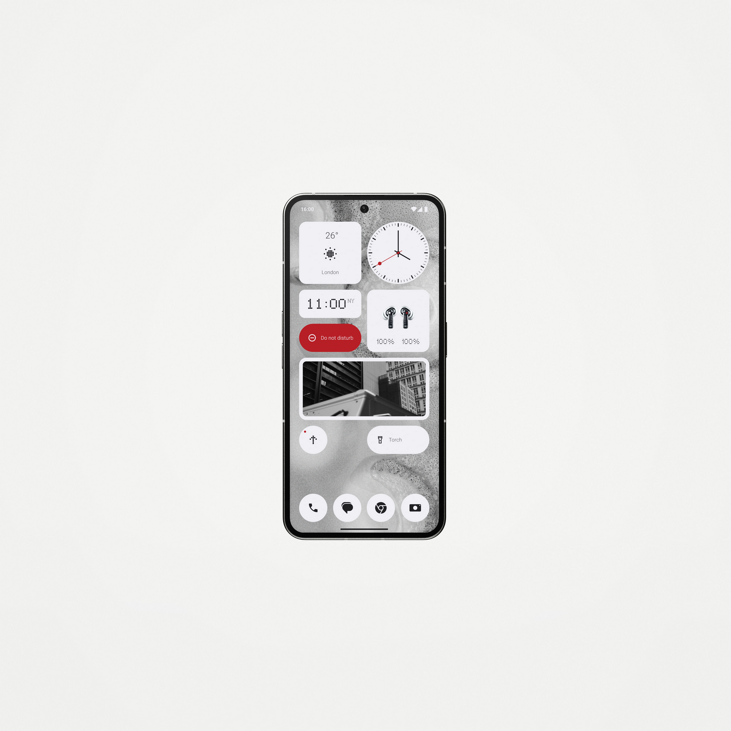 Pantalla de smartphone con widgets e iconos. Fondo blanco. Teléfono negro.