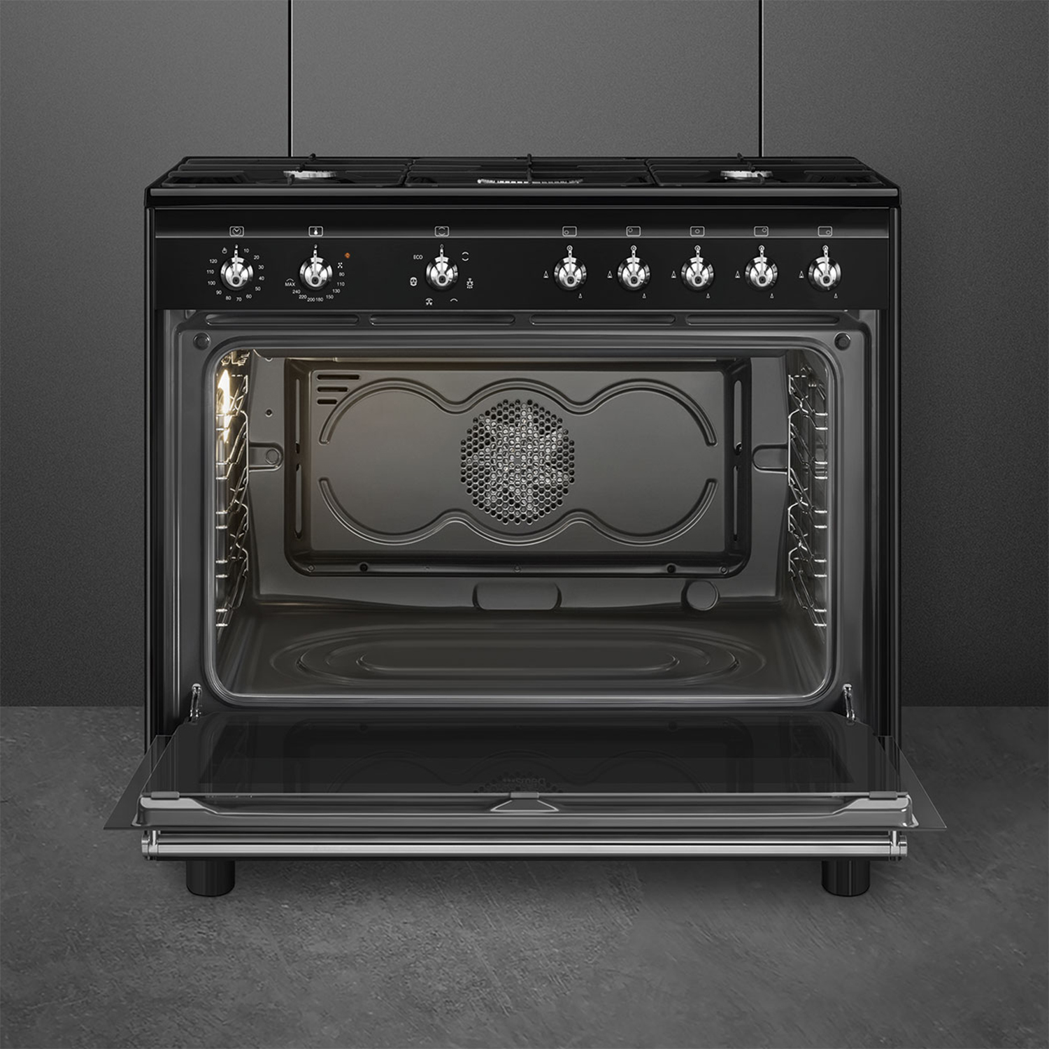 Forno nero con la porta aperta, che mostra l'interno.
