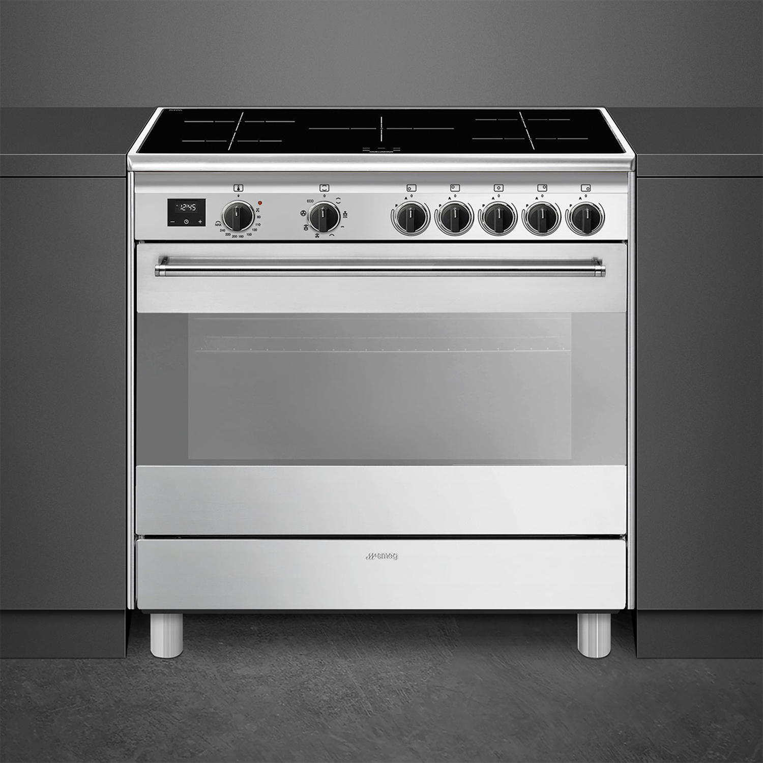 Forno Smeg in acciaio inox con display digitale e manopole di controllo, su sfondo grigio scuro.