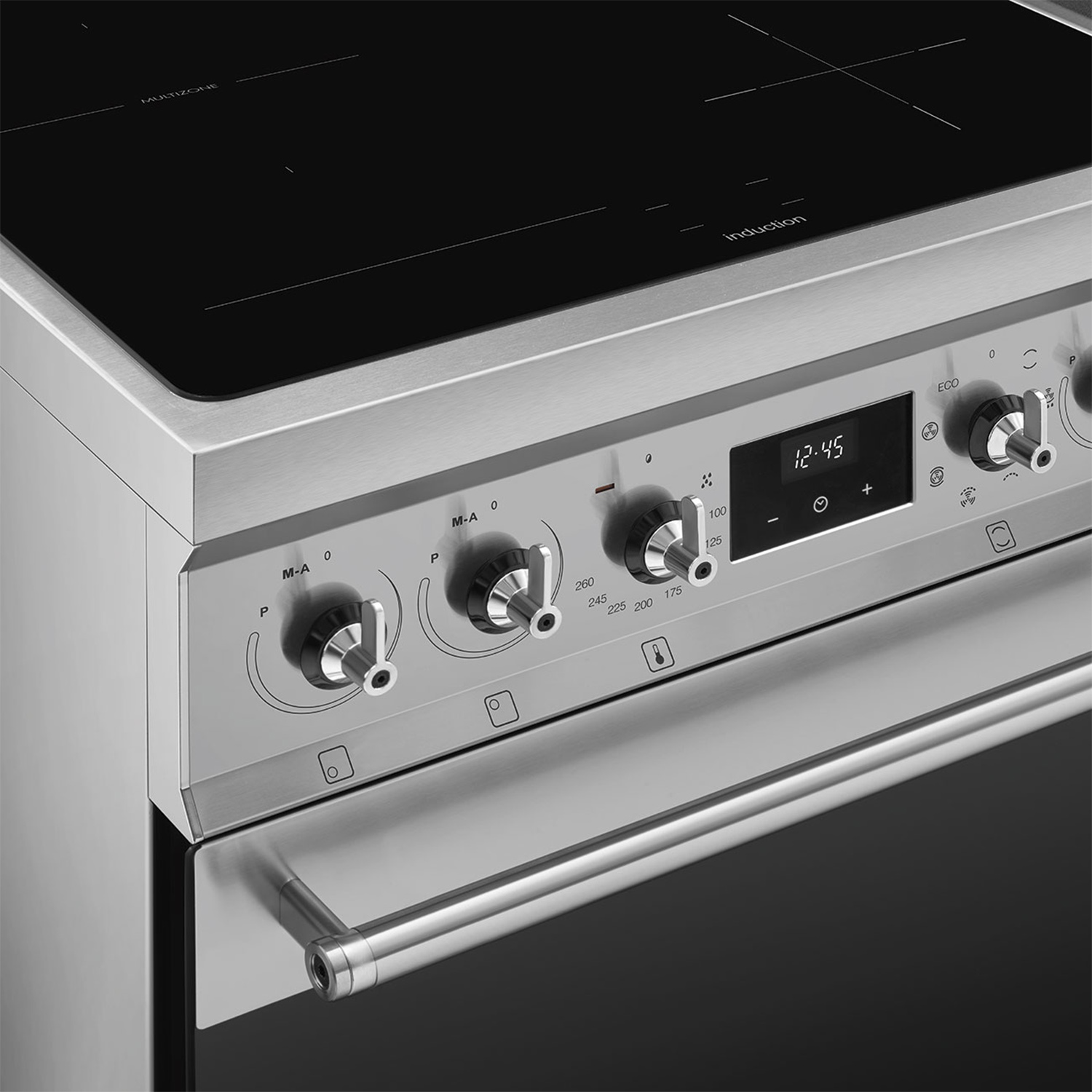 Primo piano di un piano cottura a induzione in acciaio inox con manopole, pulsanti e un display digitale che mostra l'ora.