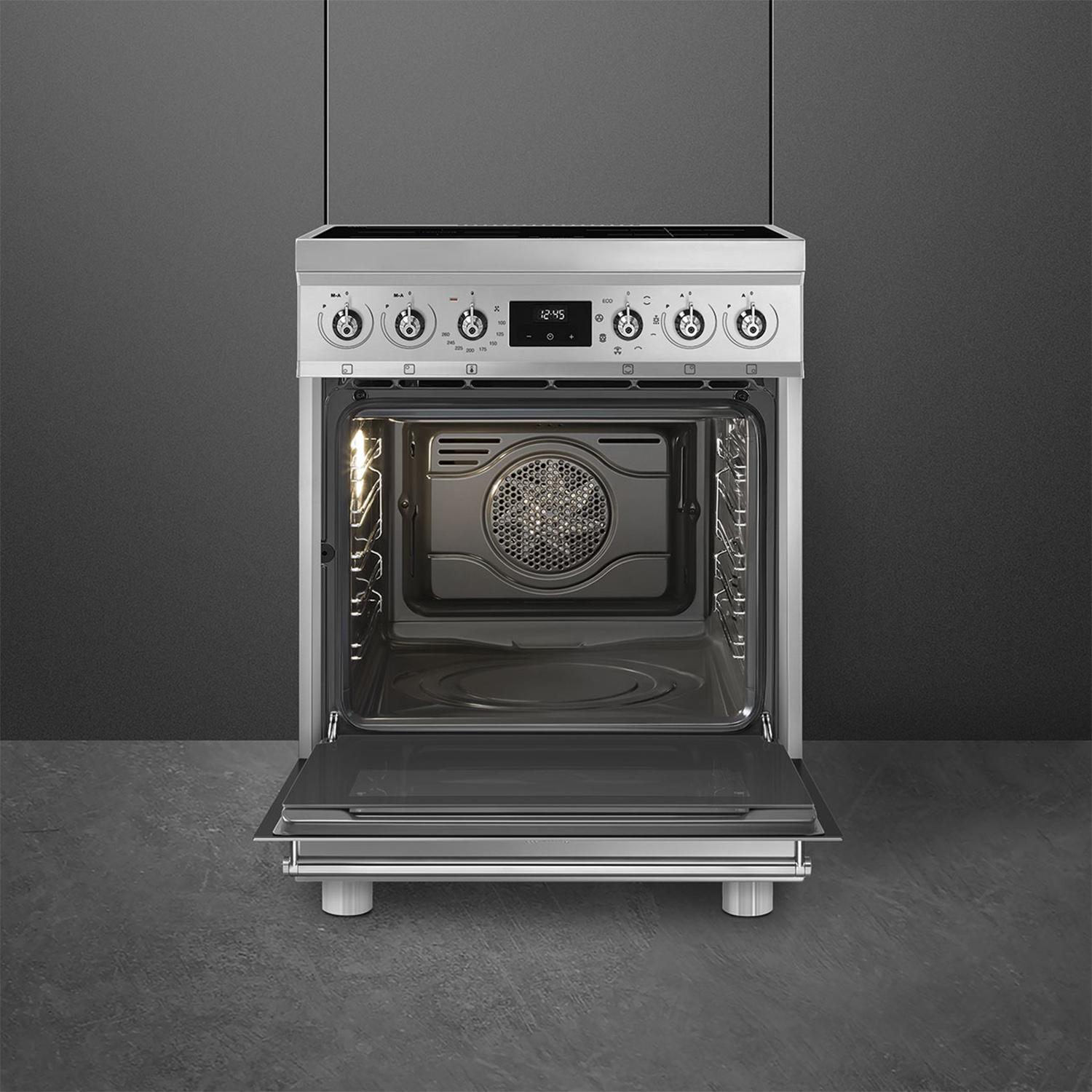 Un forno argentato e grigio con la porta aperta, che rivela l'interno e una luce.