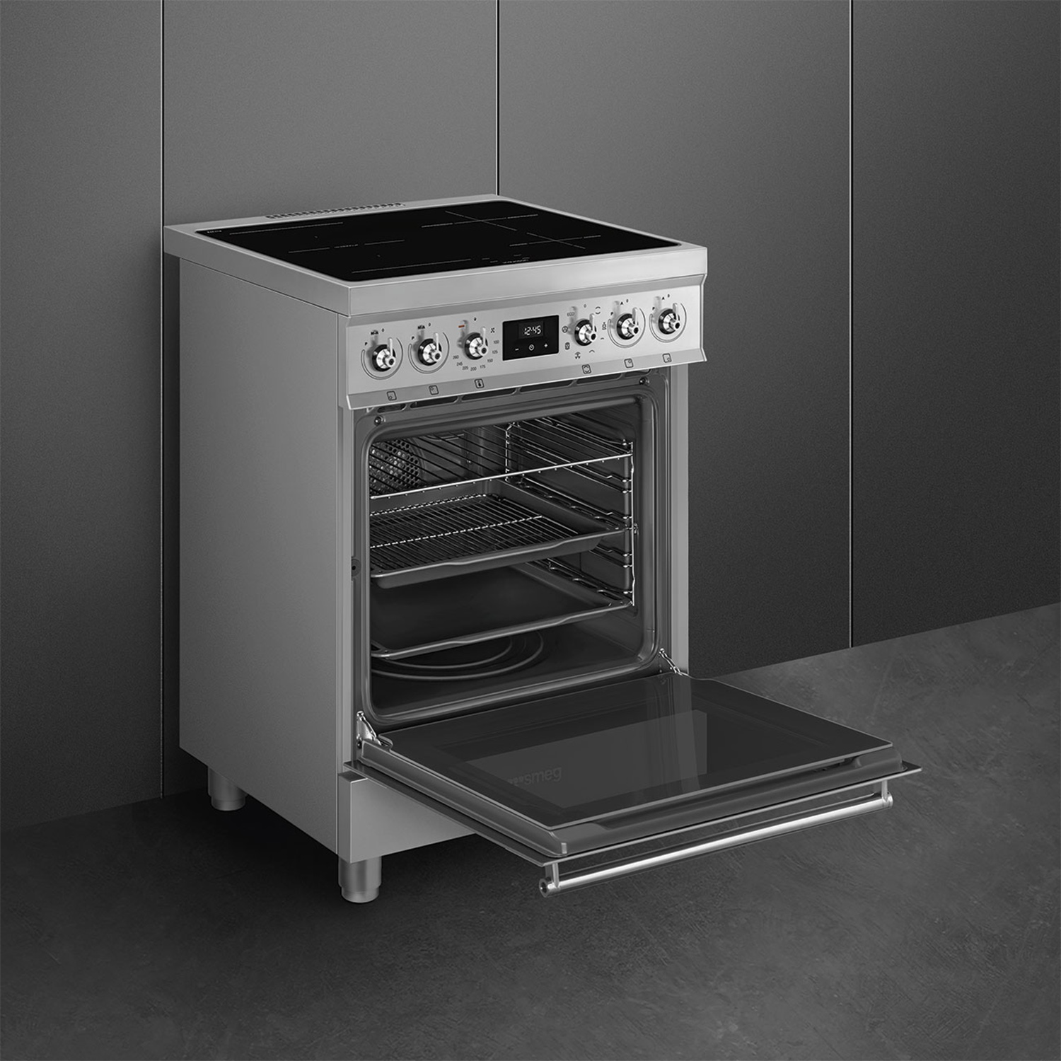 Un forno argento e nero, porta aperta, con ripiani e porta in vetro trasparente, su sfondo grigio.