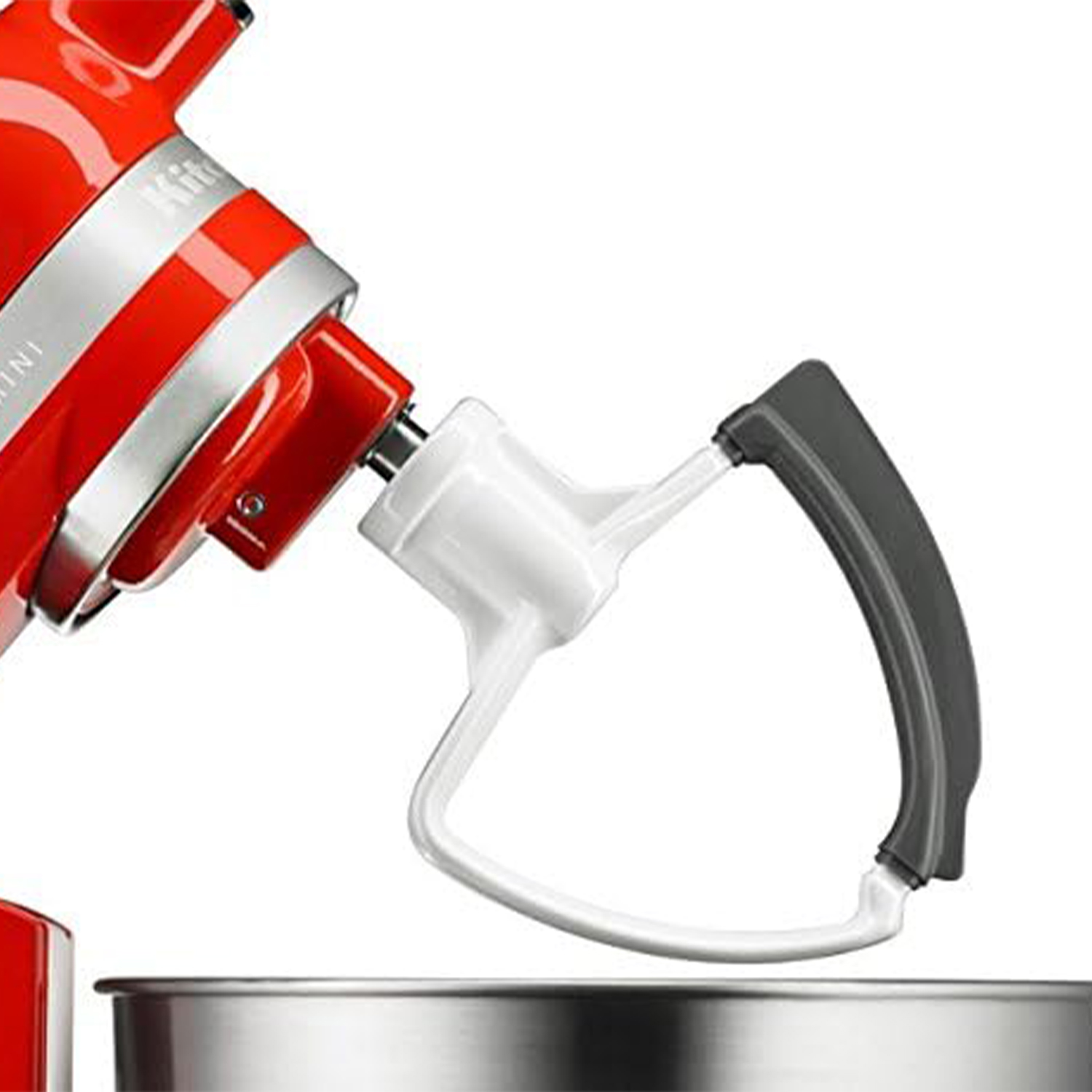 Frullatore KitchenAid rosso con accessorio spiralizzatore, primo piano.