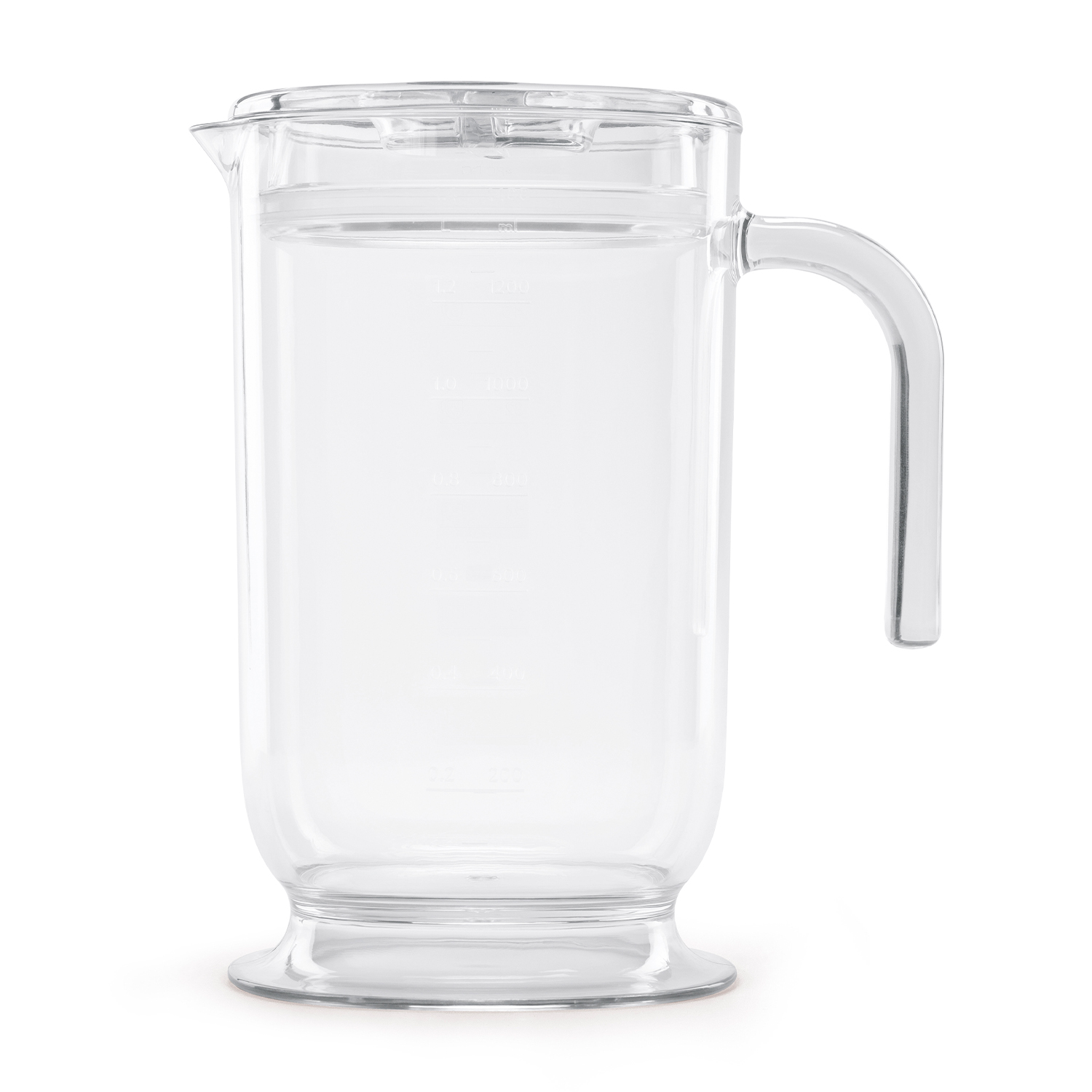 Brocca d'acqua in plastica trasparente con manico, piena d'acqua.
