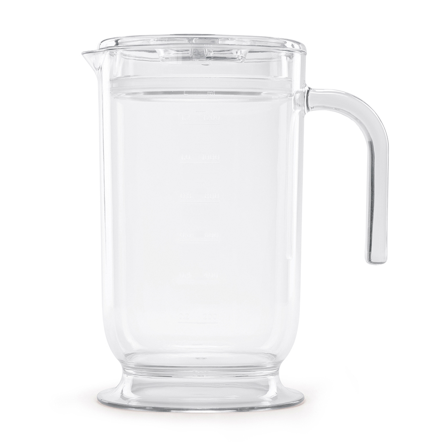 Una caraffa di plastica trasparente con manico e coperchio, su una superficie bianca. Ha segni di misurazione.