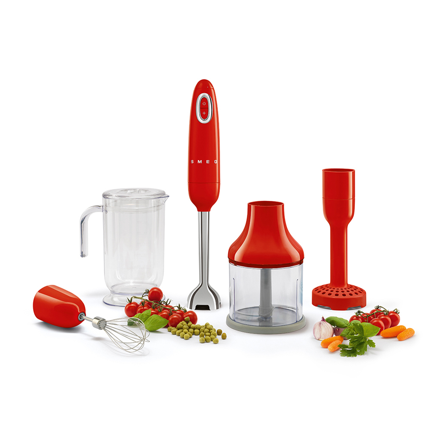 Frullatore a immersione rosso e accessori. Ci sono pomodori, basilico e altri ingredienti.