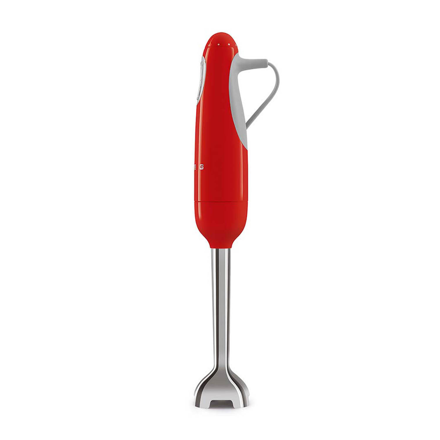 Un frullatore a immersione Smeg rosso. Ha un albero e una lama argentati, con un'impugnatura grigia e una parte superiore bianca.