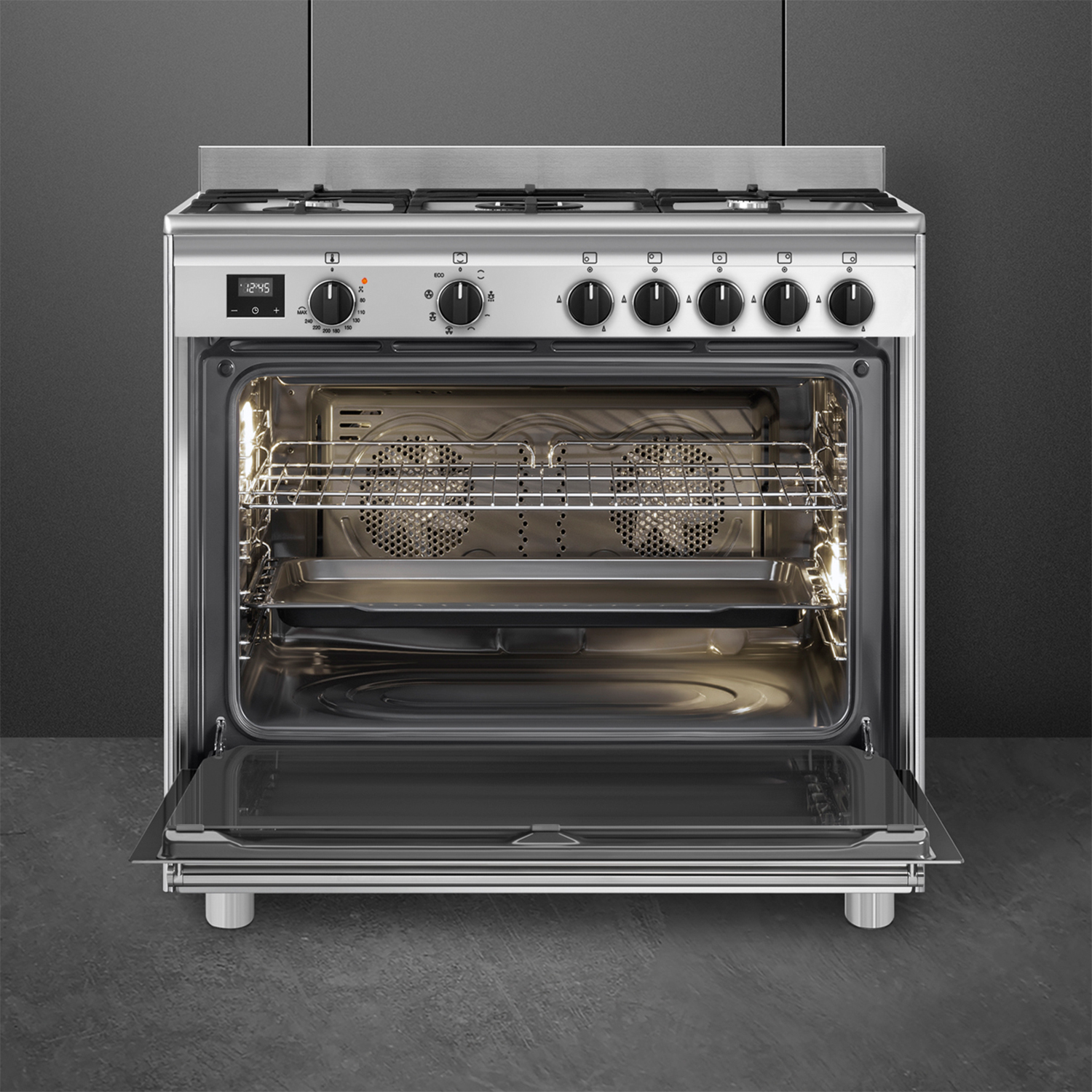 Forno Smeg in acciaio inox e nero. La porta è aperta, con luci all'interno.