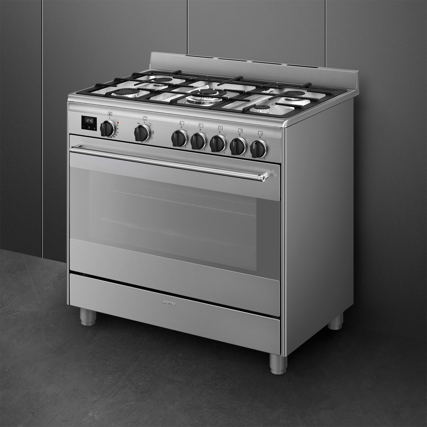 Una combinazione forno-fornello Smeg in acciaio inossidabile. Ha sei fuochi sopra e una porta del forno in vetro.