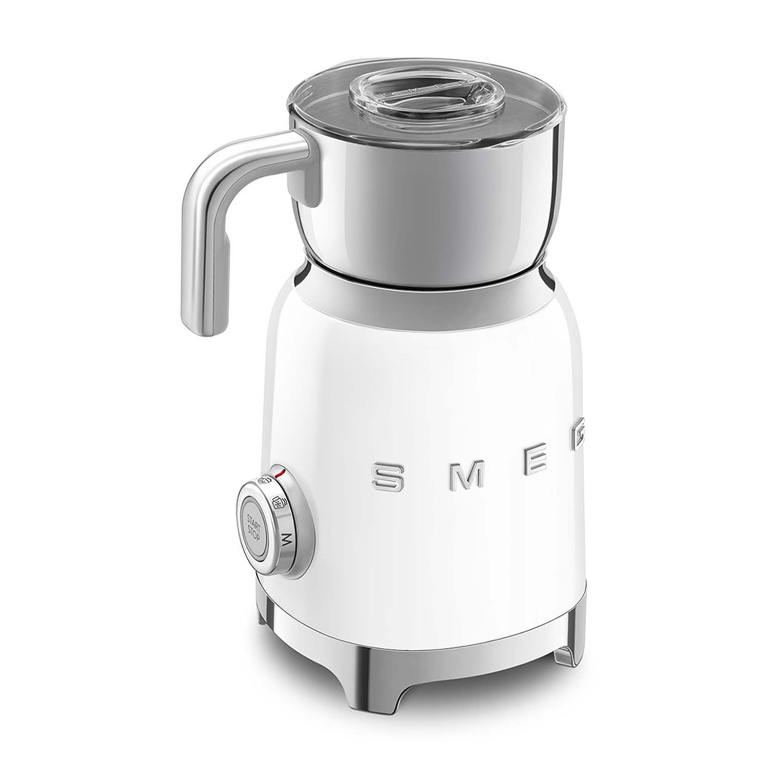 Un montalatte Smeg bianco. Ha un manico argentato e un coperchio trasparente.