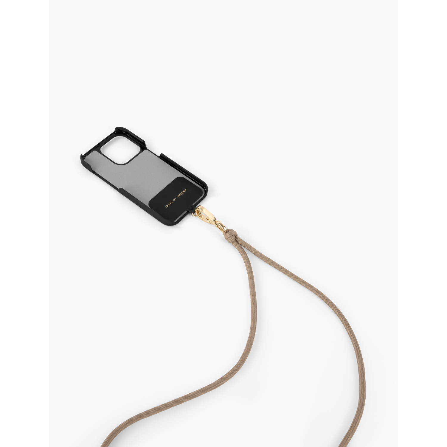 Een zwarte telefoonhoes met een beige band die naar beneden hangt tegen een witte achtergrond.