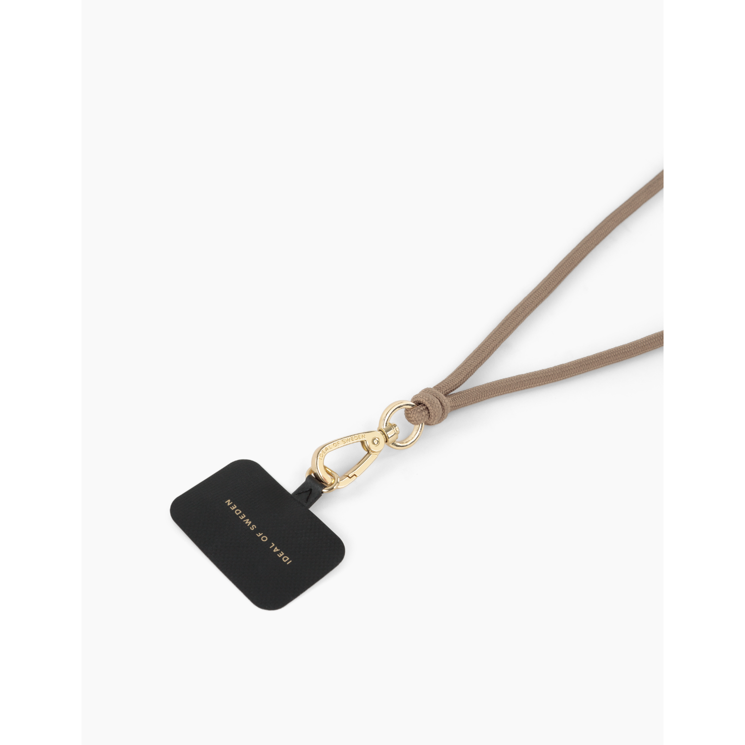 Een zwarte telefoonhoes met een koord, gouden sluiting en de tekst 'IDEAL OF SWEDEN'.