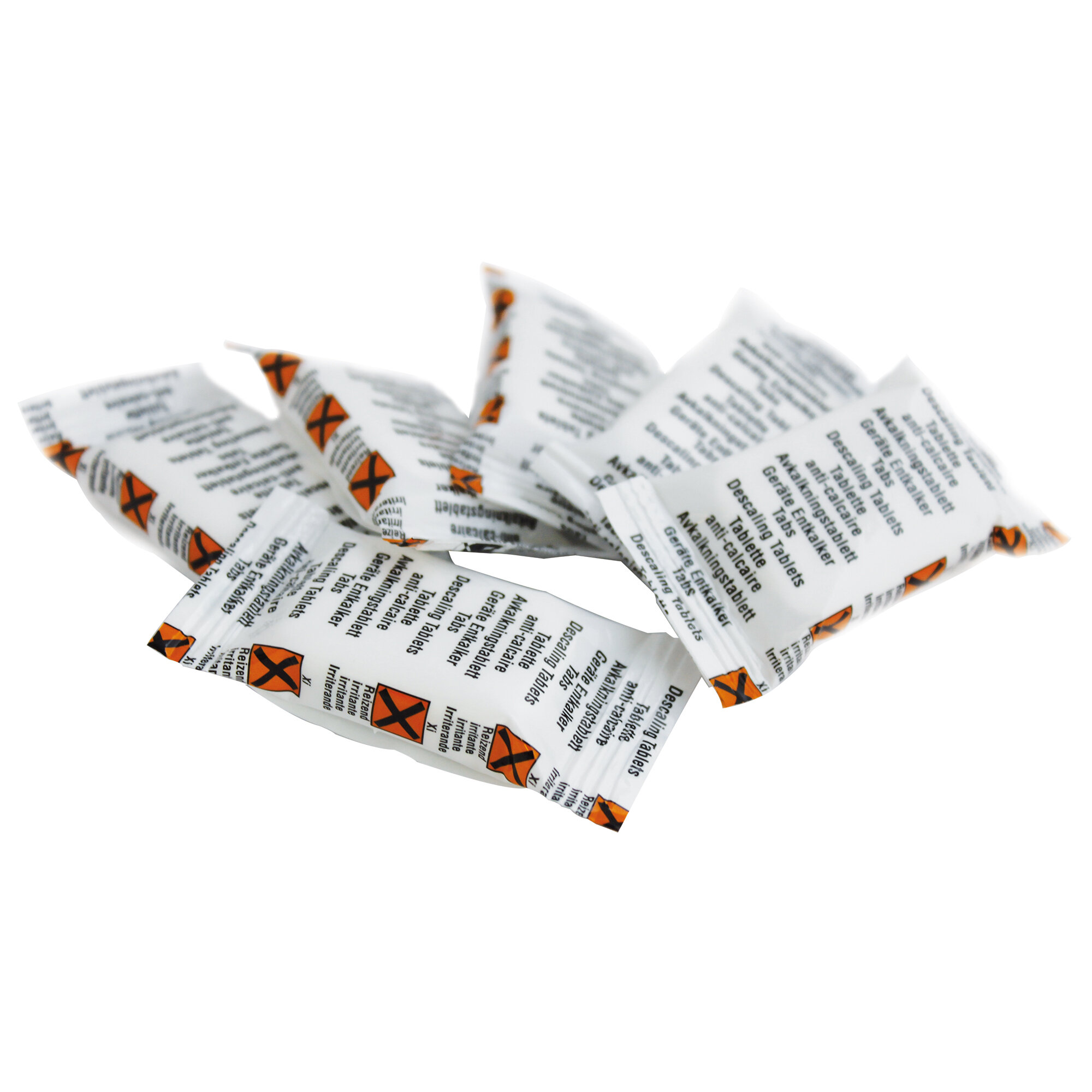 Sześć małych białych saszetek z tabletkami odkamieniającymi, z pomarańczowo-czarnymi etykietami ostrzegawczymi.