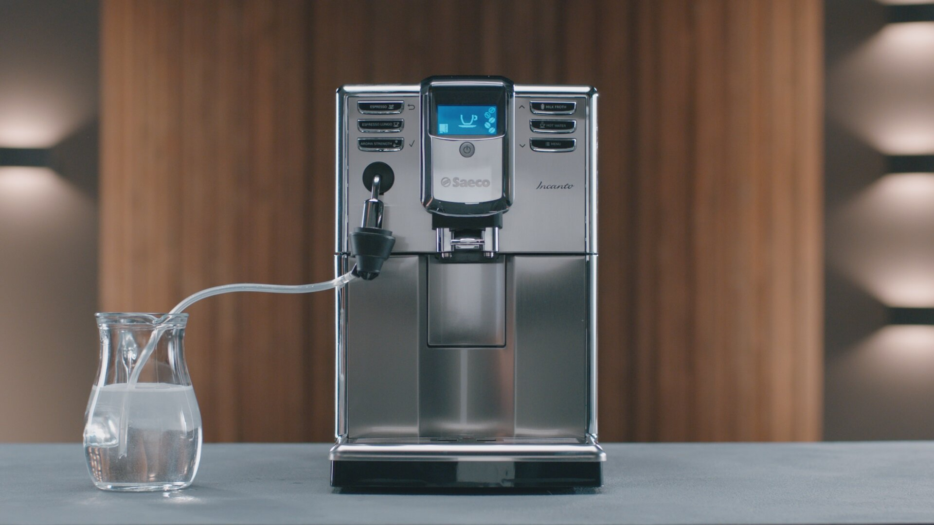 Ekspres do kawy ze stali nierdzewnej ze szklaną karafką. Niebieski ekran z ustawieniami.