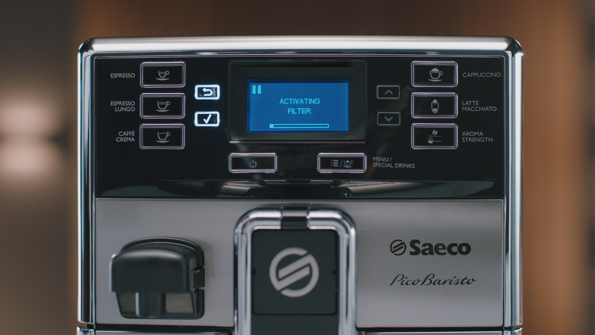 Zbliżenie panelu sterowania ekspresu do kawy z komunikatem o aktywowaniu filtra.