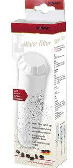 Wkład filtra wody w białym pudełku z czerwonymi akcentami. Tekst w wielu językach.