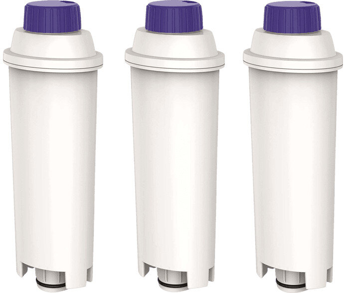 Trzy białe wkłady filtra wody z fioletowymi nakrętkami, obok siebie, na białym tle.