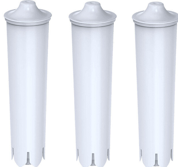 Trzy białe wkłady do filtra wody stoją obok siebie na białym tle.