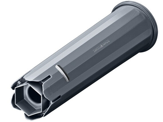 Szara obudowa filtra z etykietą Swiss Made, widok z góry, na białym tle.