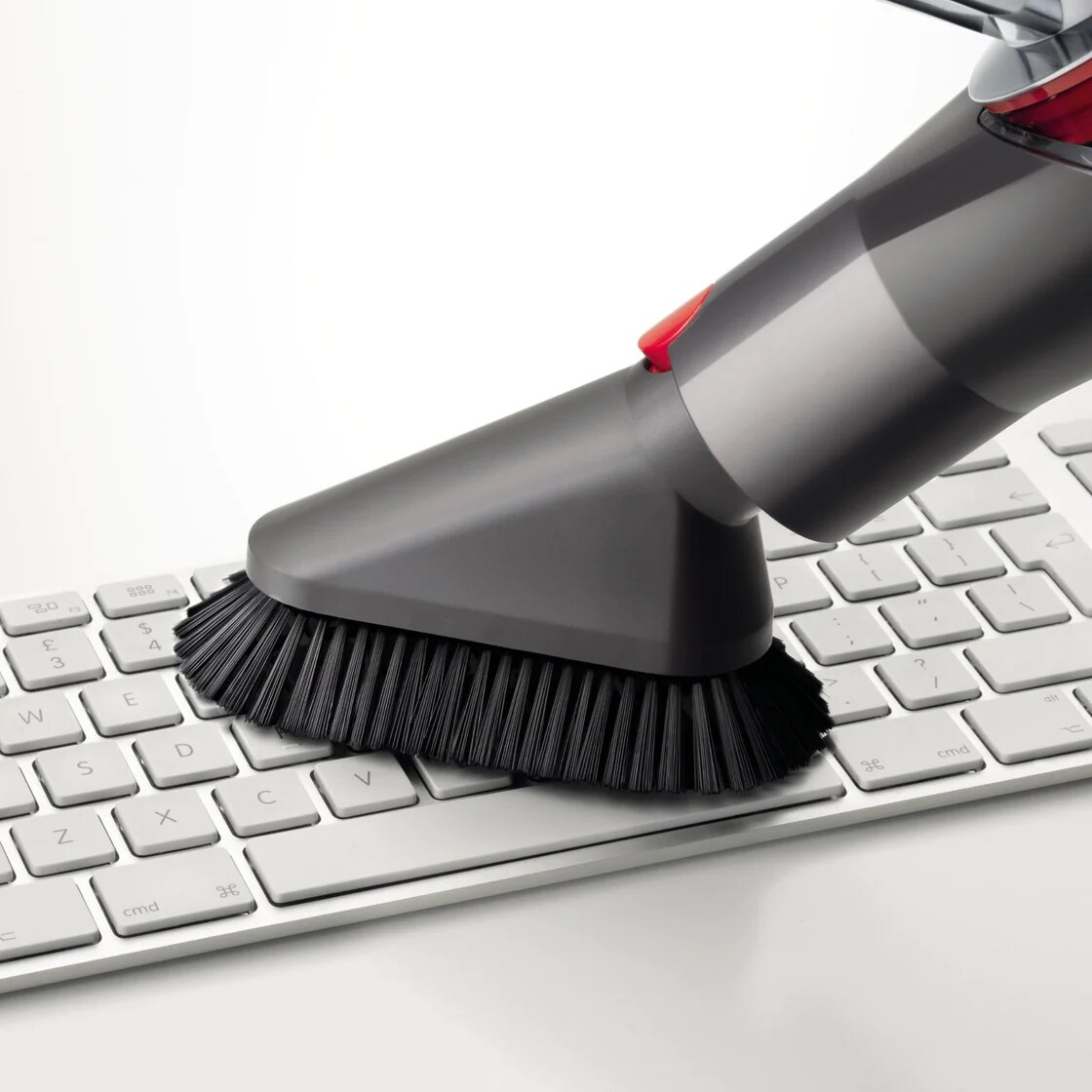 Odkurzacz z nakładką szczotkową czyszczący klawiaturę.