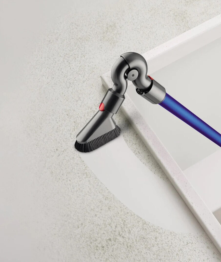 Głowica odkurzacza Dyson czyszcząca białą powierzchnię.