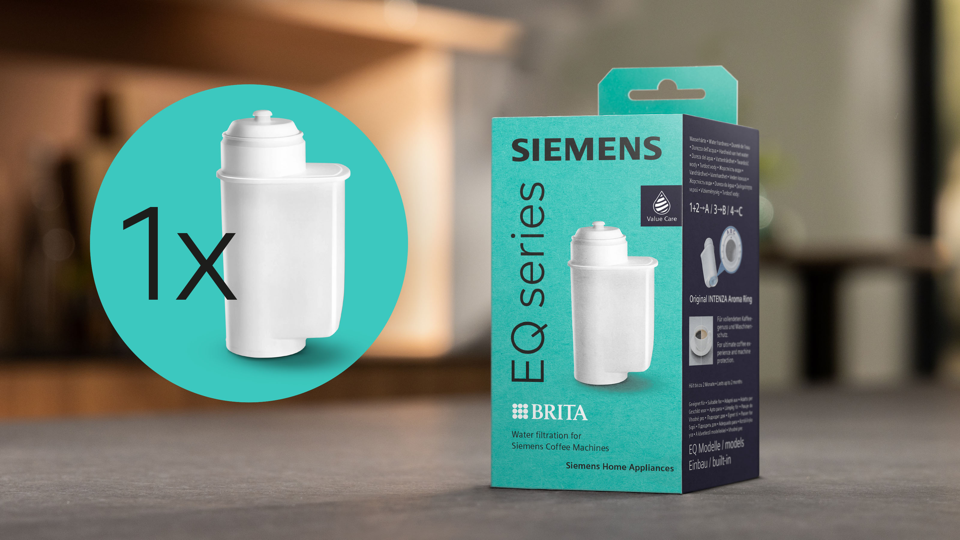 Eine weiße Wasserfilterpatrone liegt neben der Box mit der Aufschrift 'Siemens EQ-Serie' und 'BRITA' Wasserfilterung.