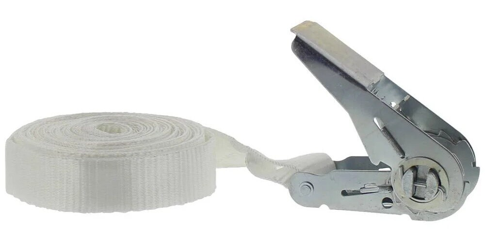 Biały pas z grzechotką, zwinięty, obok metalowego mechanizmu zapadkowego.