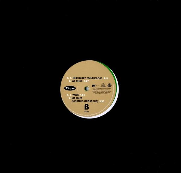 Eine Vinyl-Schallplatte mit Etiketten, die eine Liste von Liedern und ihre Dauer zeigen.
