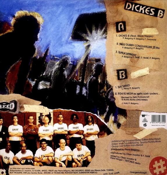 Albumcover mit Text und Bildern. Menschen stehen vor einem Gebäude.