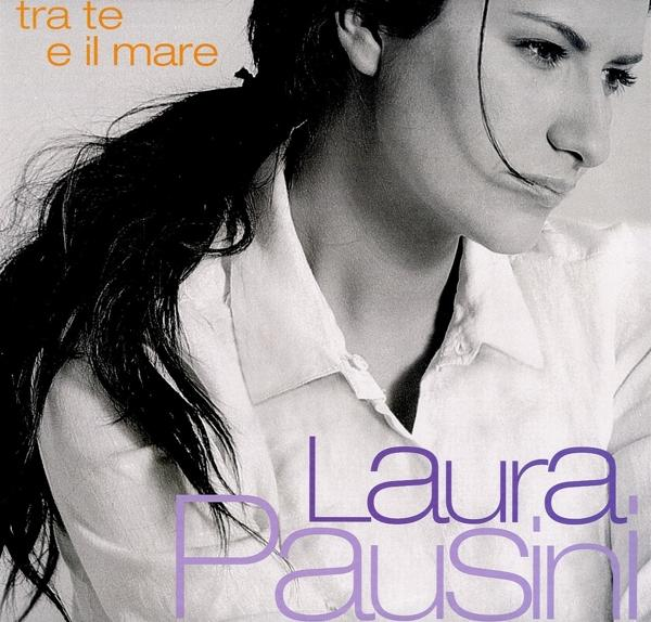 Cover-Art des Laura Pausini Albums mit dem Gesicht einer Frau und den Worten 'tra te e il mare'.