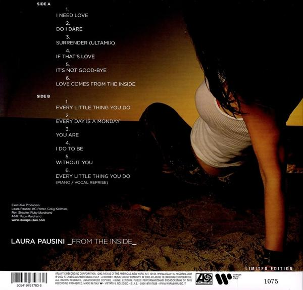 Die Rückseite eines Musikalbums mit Titelliste, und eine Frau ist sichtbar.