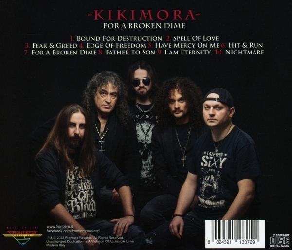 CD-Cover einer Band. Die Band posiert für die Kamera. Dunkler Hintergrund.