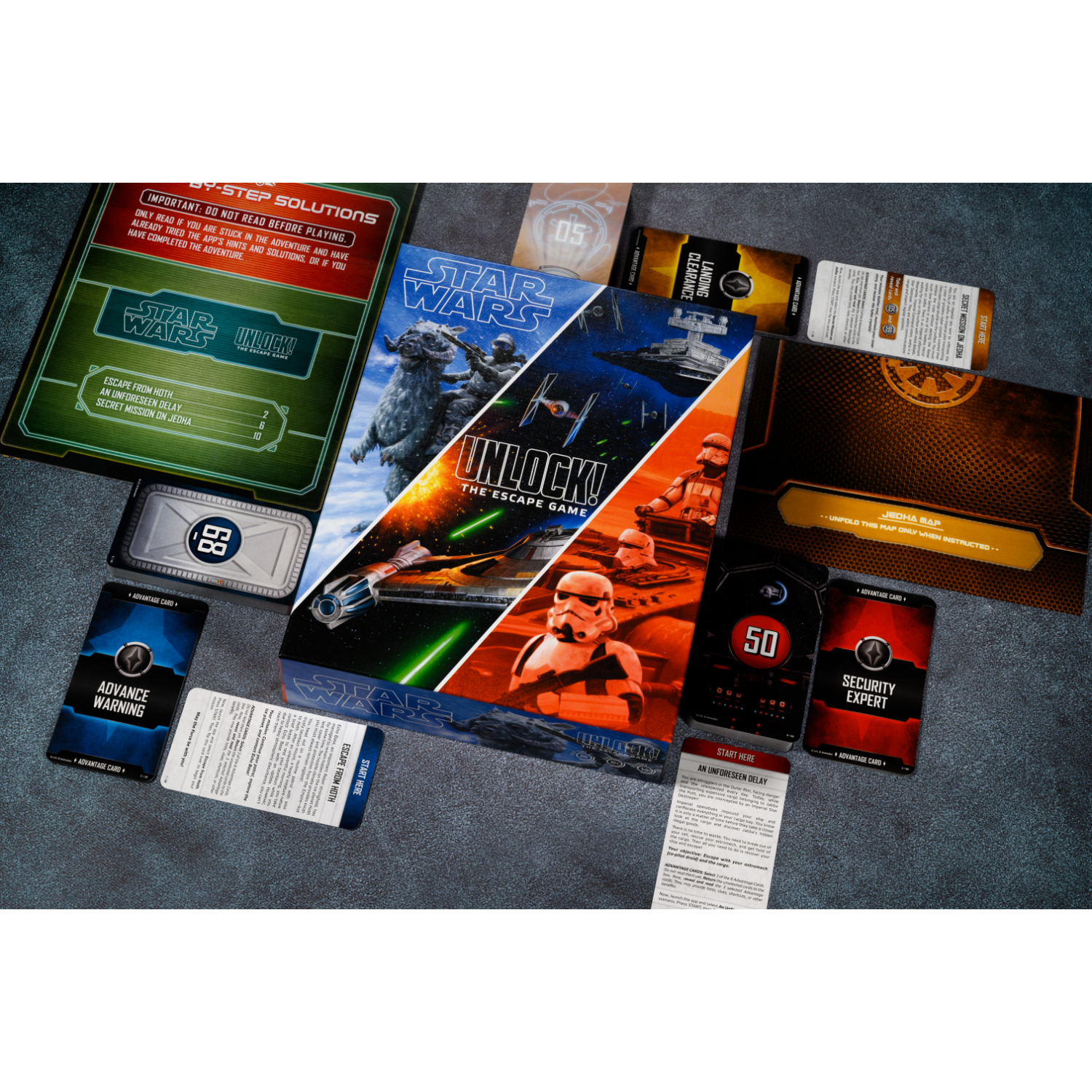 Doos Star Wars Unlock!-spel met kaarten en een spelbord, op een donkere ondergrond.