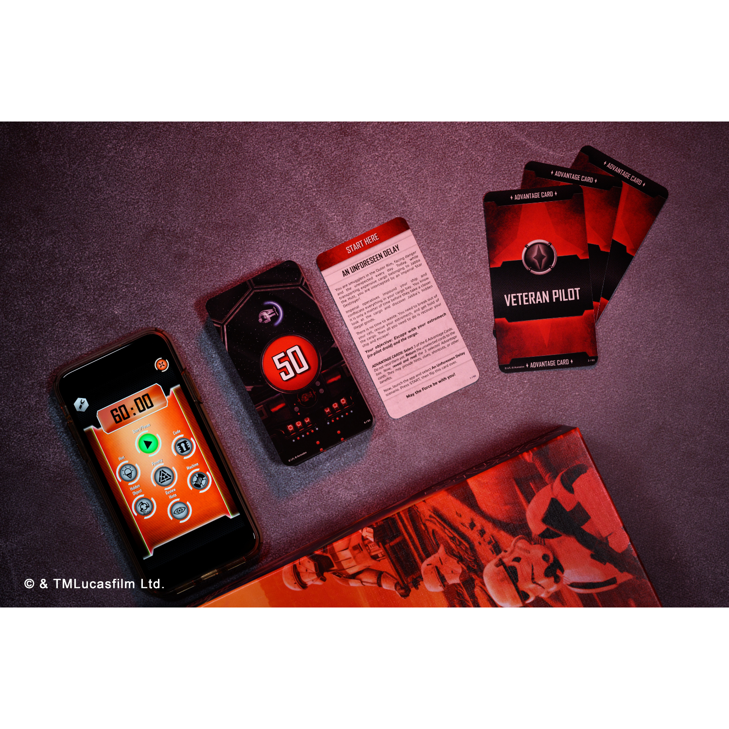 Star Wars game-opstelling met kaarten, telefoon en doos. De telefoon toont game-interface. Kaarten zijn rood en zwart.