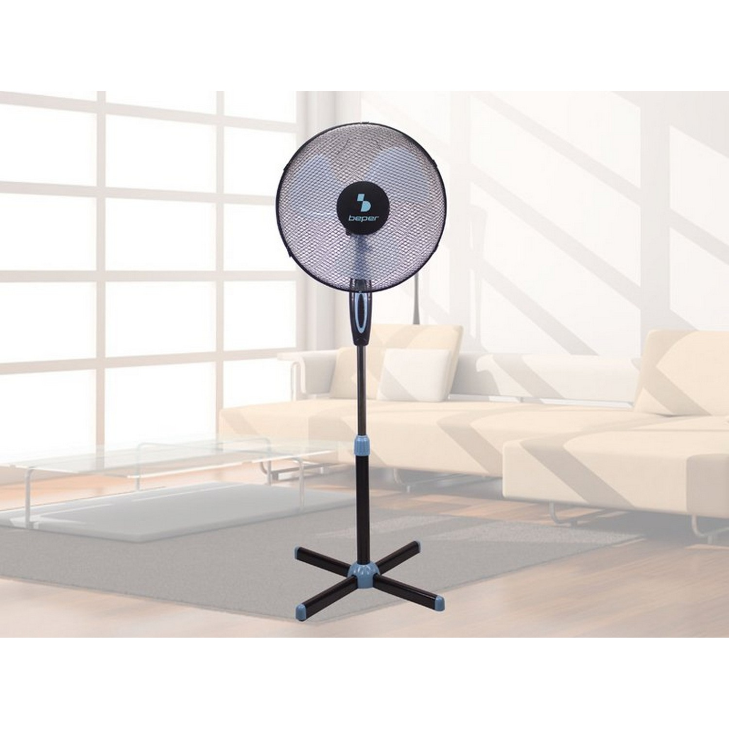 Ventilateur sur pied noir et bleu dans un salon.