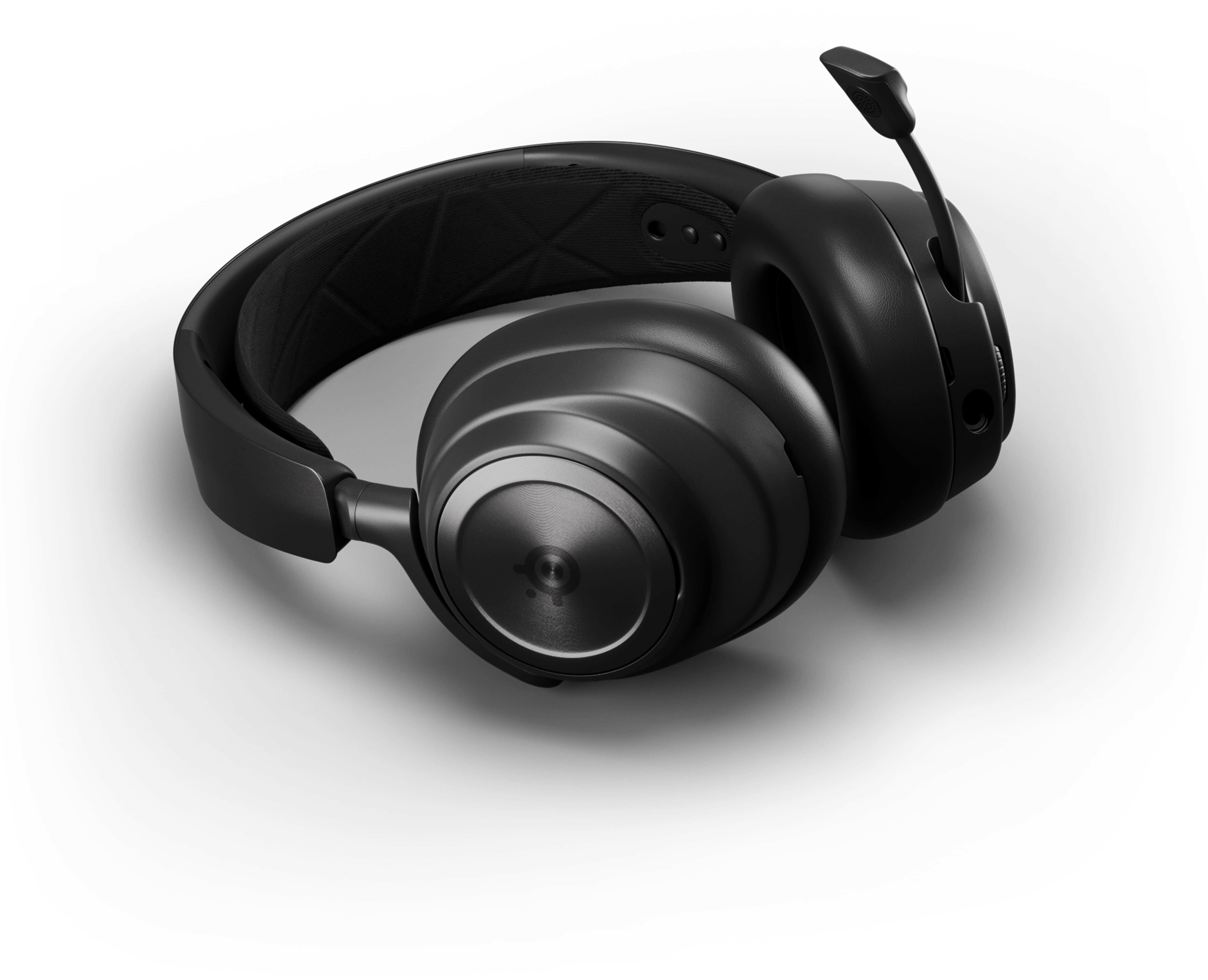 Czarne słuchawki dla graczy z mikrofonem na białej powierzchni.