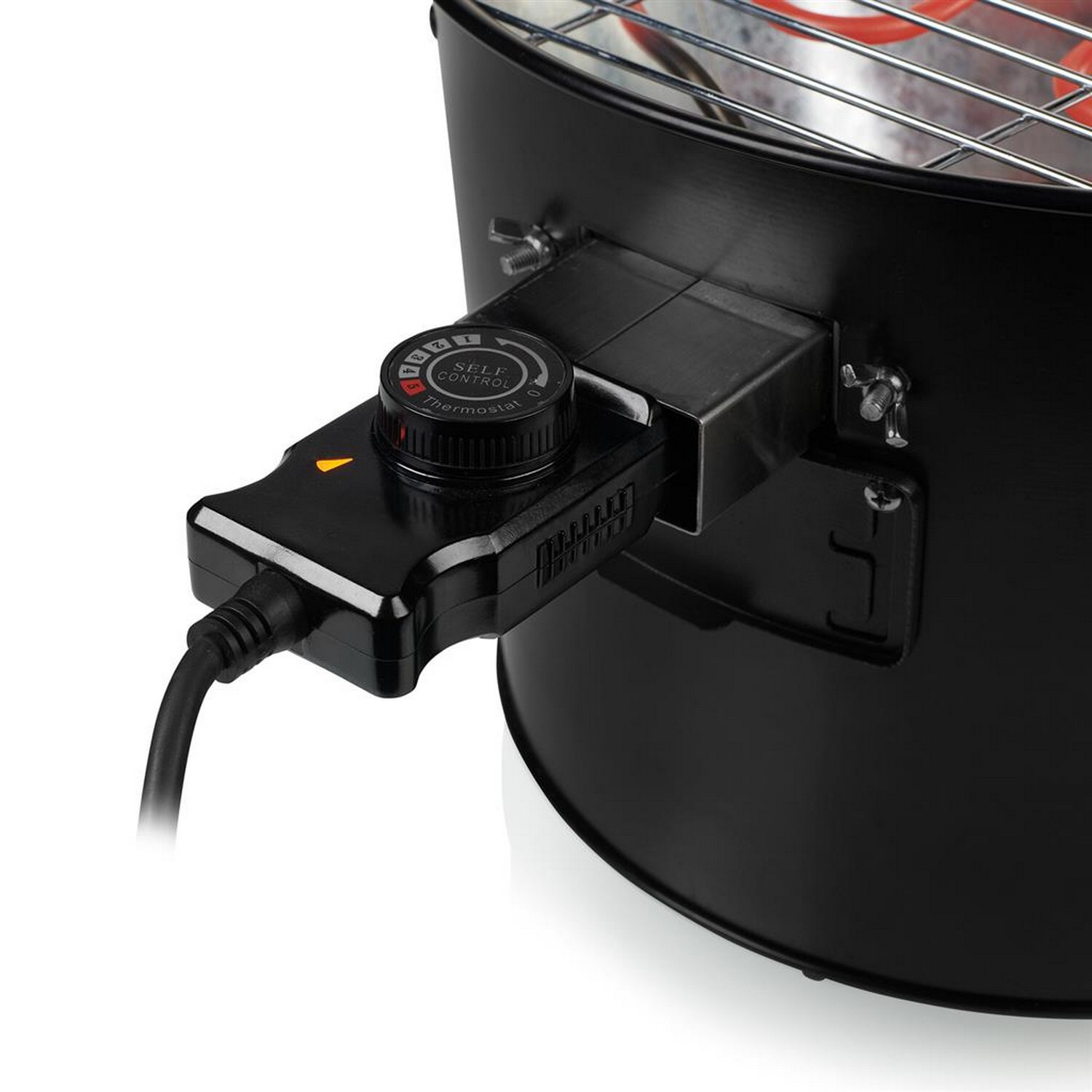Bedieningspaneel van een zwarte elektrische grill. De bediening is een draaiknop met temperatuurinstellingen. Het netsnoer is aangesloten.