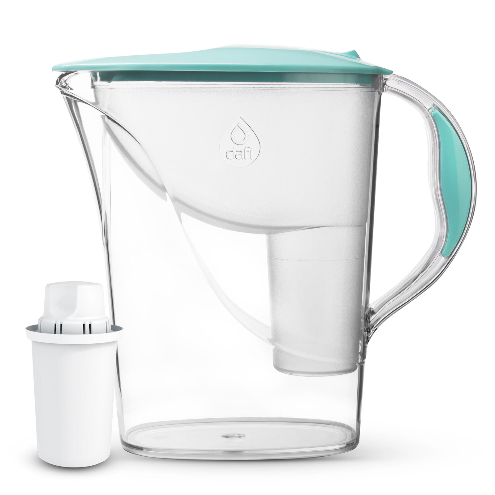 Przezroczysty dzbanek filtrujący wodę z filtrem i uchwytem na białym tle.