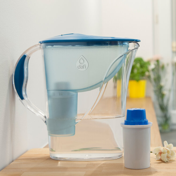 Dzbanek z filtrem wody z niebieską pokrywą i uchwytem, z białym wkładem filtra.