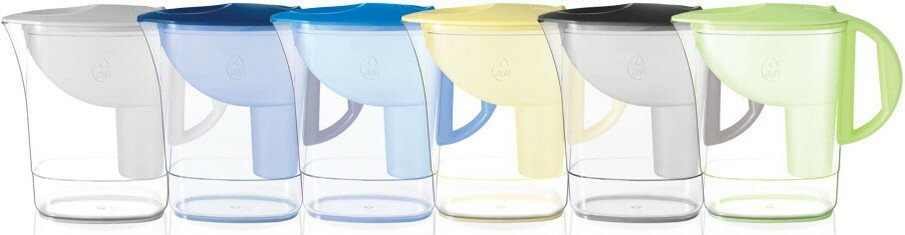 Sześć dzbanków filtrujących wodę w różnych kolorach: białym, niebieskim, żółtym, szarym i zielonym.