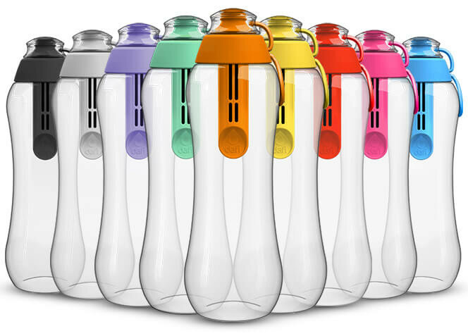 Butelki z kolorowymi nakrętkami, z marką Daf, na białym tle.