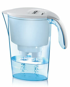 Niebieski dzbanek z filtrem do wody z wodą. Białe tło.