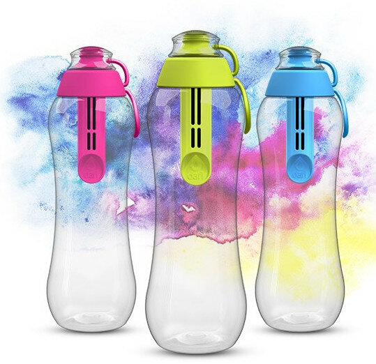 Trzy butelki wody z kolorowymi pokrywkami i filtrami. Tło z kolorowymi plamami farby.