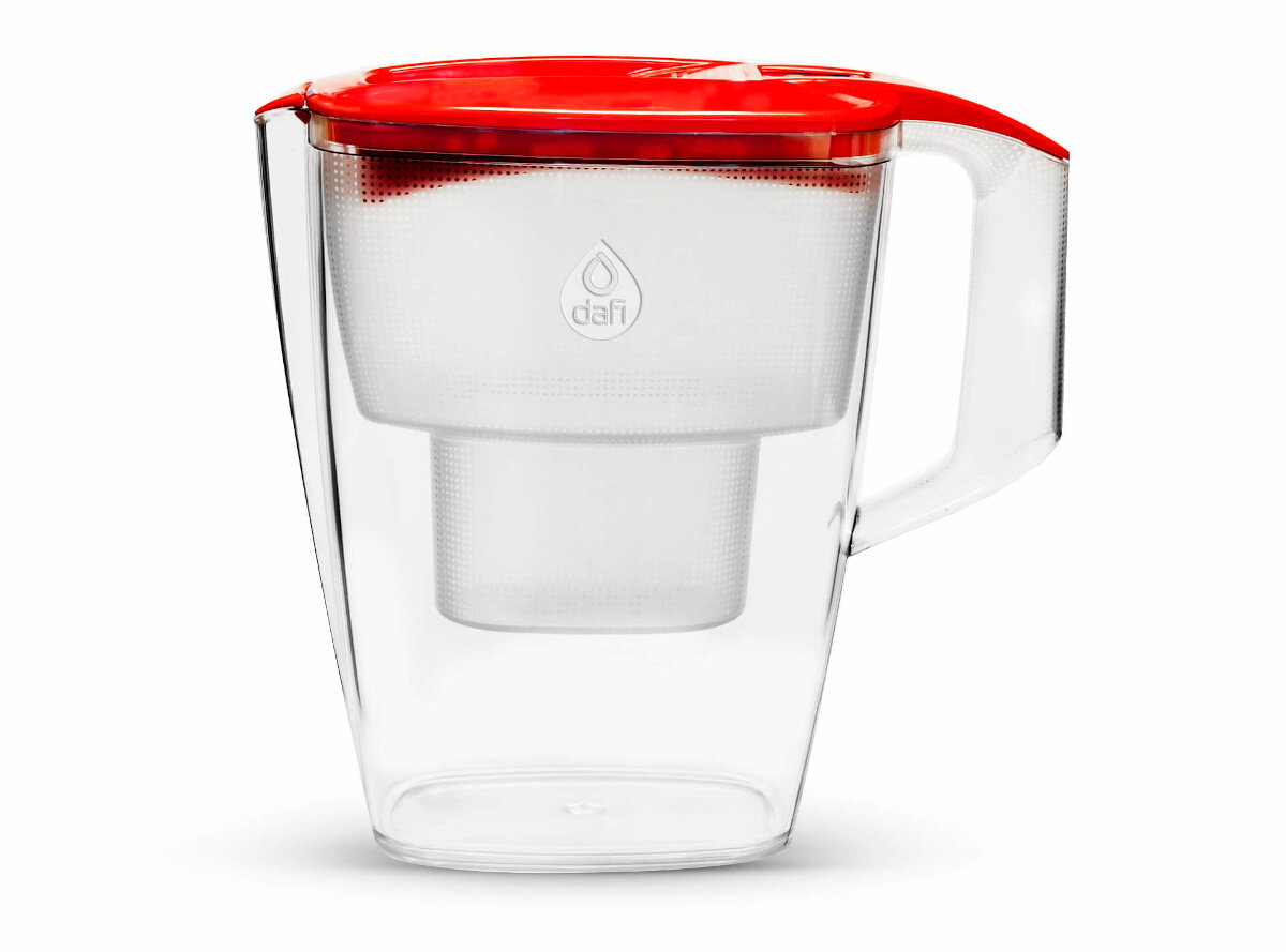 Przezroczysty dzbanek z filtrem wody z czerwoną pokrywką, pokazujący filtr wewnętrzny.
